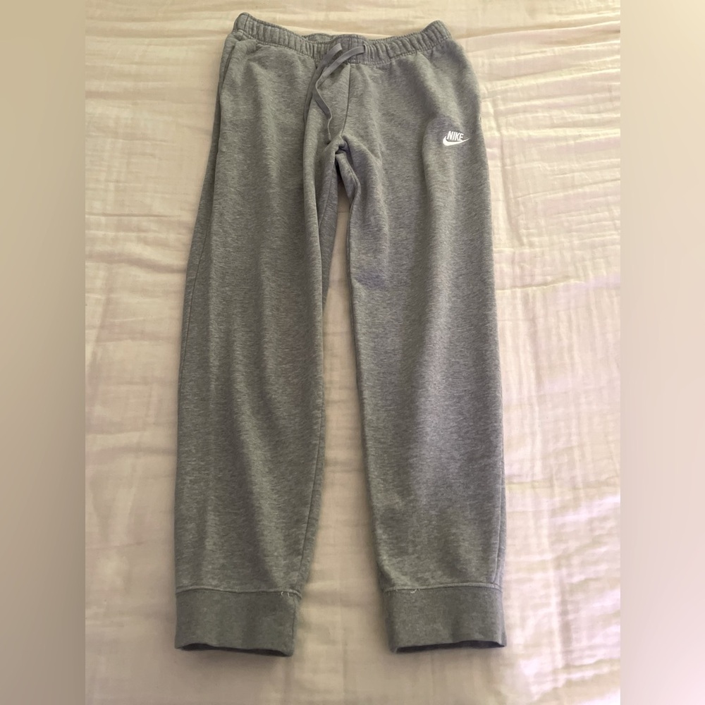 EUC Nike Club Fleece joggers in size Medium. Grey